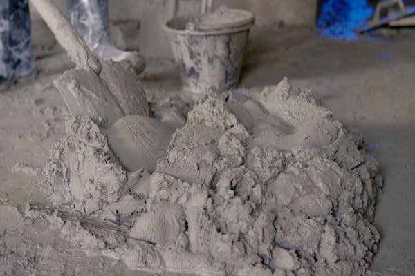 كيف يحسّن هيدروكسي بروبيل ميثيل السليلوز (HPMC) أداء الملاط الجاف المخلوط